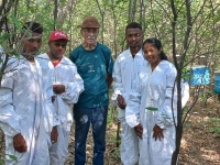 06 Besuch von Bienenstcken im Busch